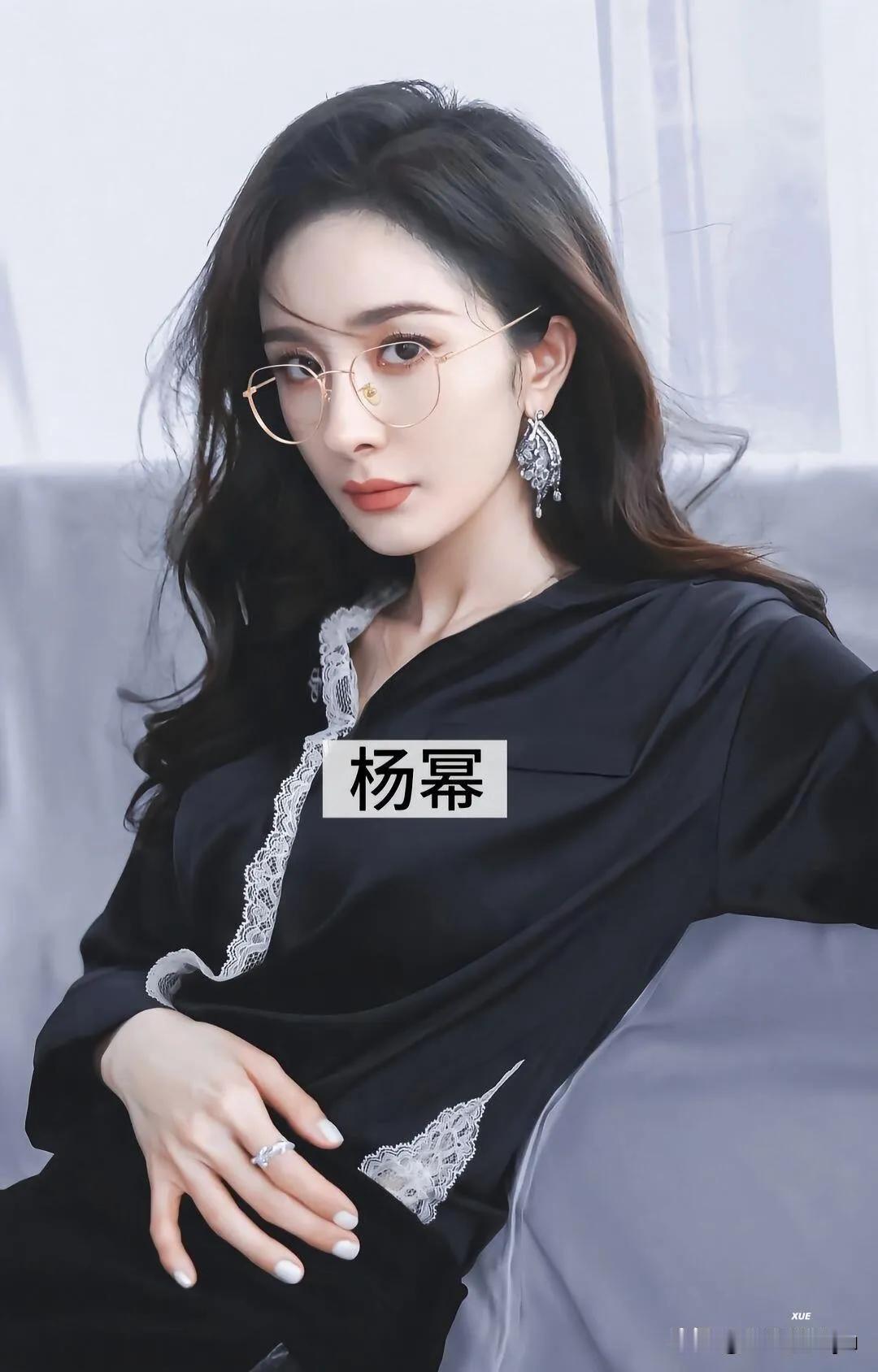 戴眼镜和不戴眼镜,哪个更好看?戴上眼镜有没有一种知性老师的感觉？你怎么看