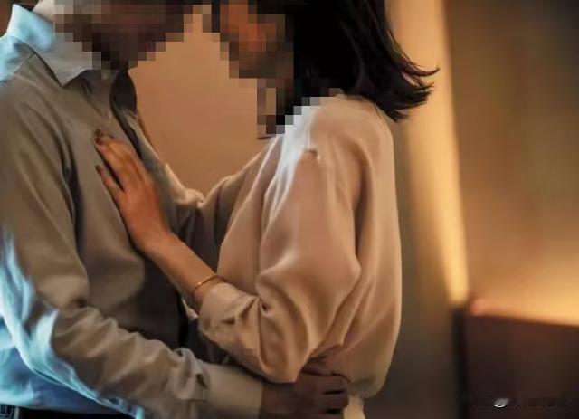 大连，已婚男有钱有势，离婚后谈了个小20岁的娇嫩女友，没想到此男一边跟女友亲密缠