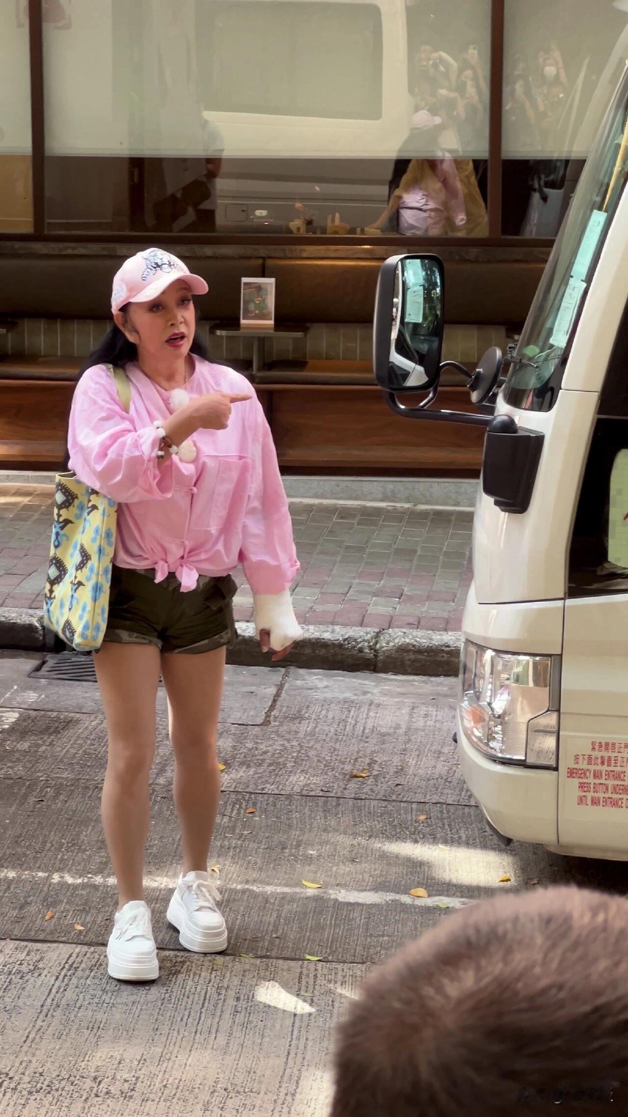 香港街头偶遇刘晓庆，她的头发可以是假的，脸可以是整的，但是她的那个腿怎么回事？