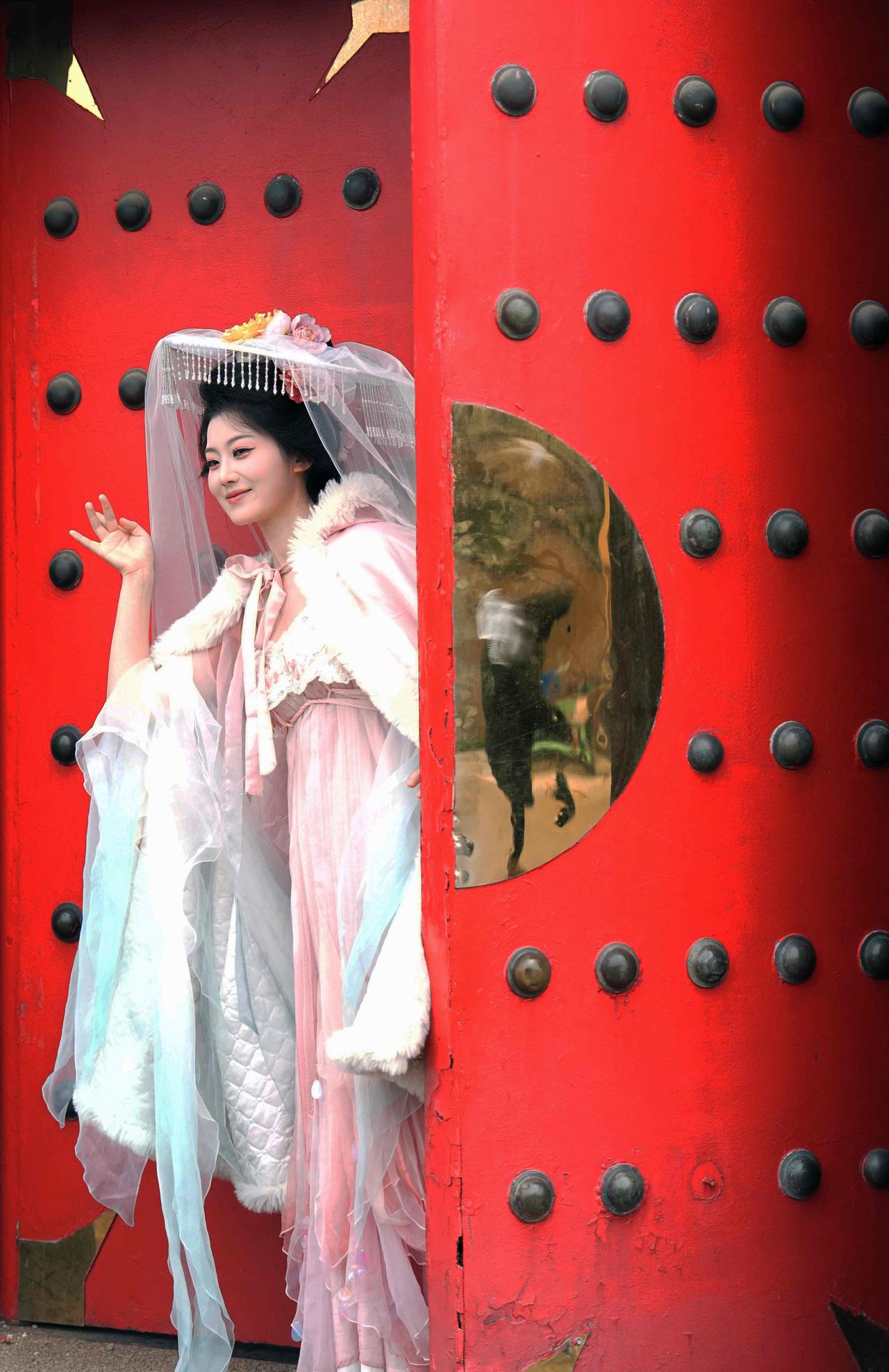 💍💕新娘头纱飘逸，红门映衬幸福时刻。