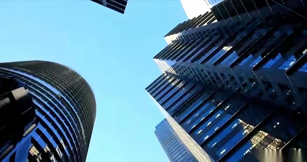 最近看到个消息，真是越想越解气。那些窝在小县城里，靠着爹妈关系混个“铁饭碗”的二