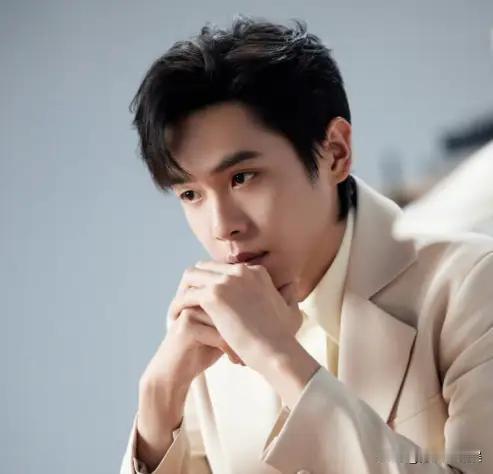 主持人问张若昀icon:“你跟你妈妈的关系怎么样？”张若昀说:“打记事起到成年后