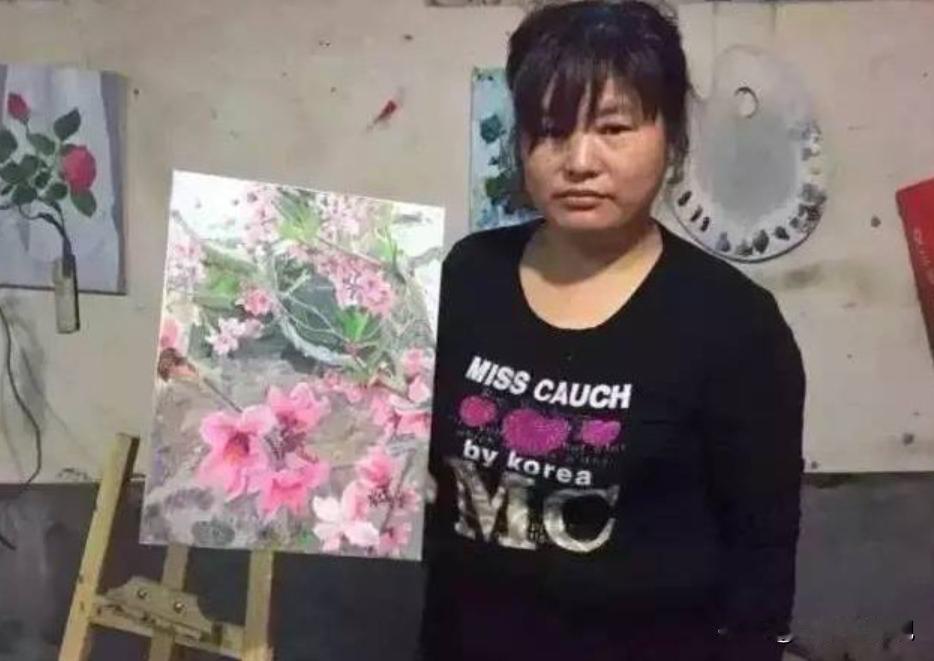 2016年，山东有一位名叫王珍风的大妈，亲手绘制了一幅桃花画作，出乎意料的是，她