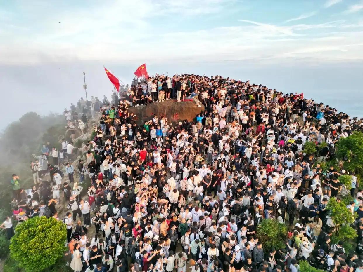 我认为不值得，人太多，不宜出门添堵，在家宅起可以观赏各个热门景点的拥堵镜像！还可