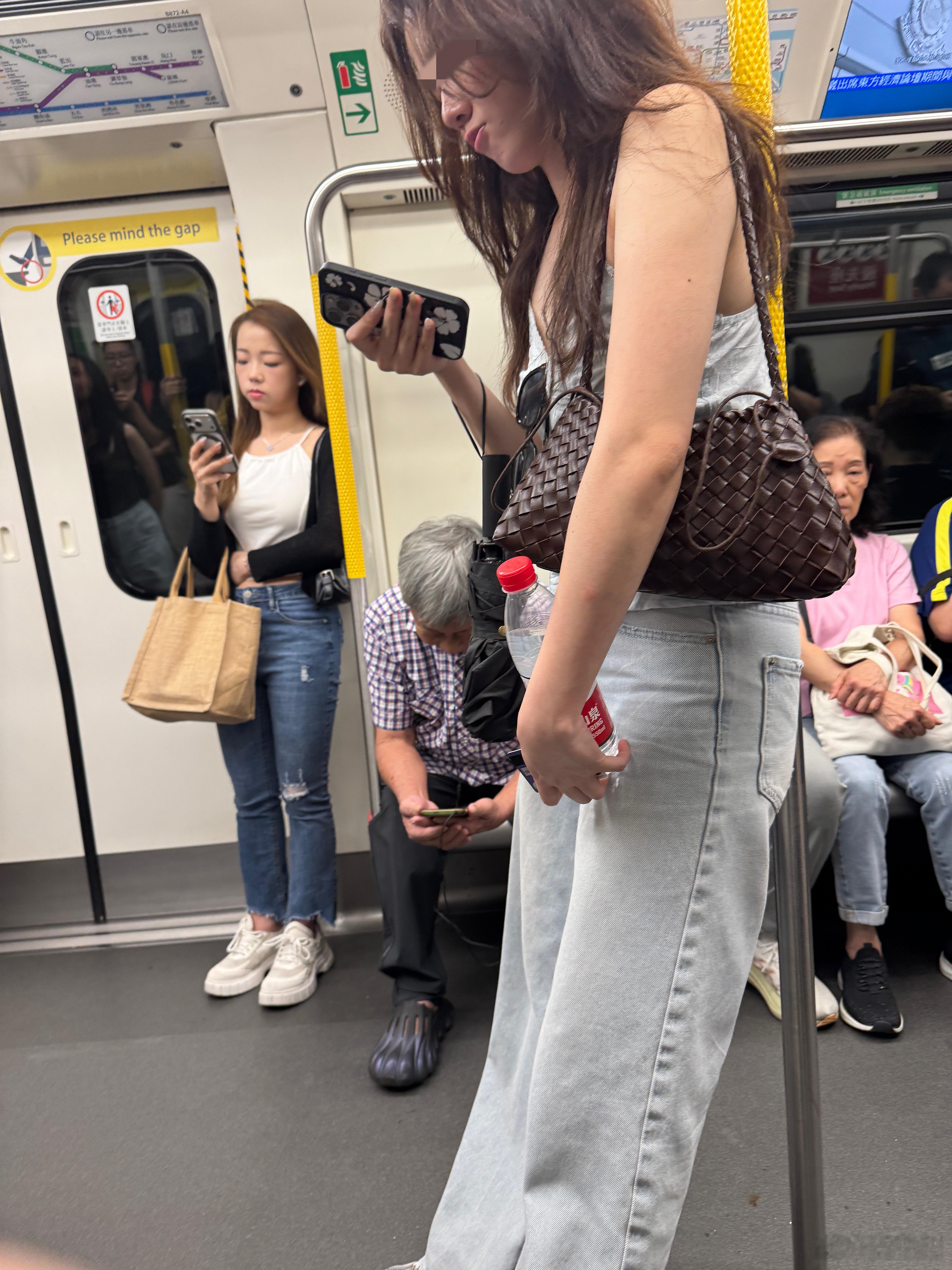 早听说了在香港“蹲”的问题，今天第一次亲眼所见。今早在地铁上，面前站着的这位女生