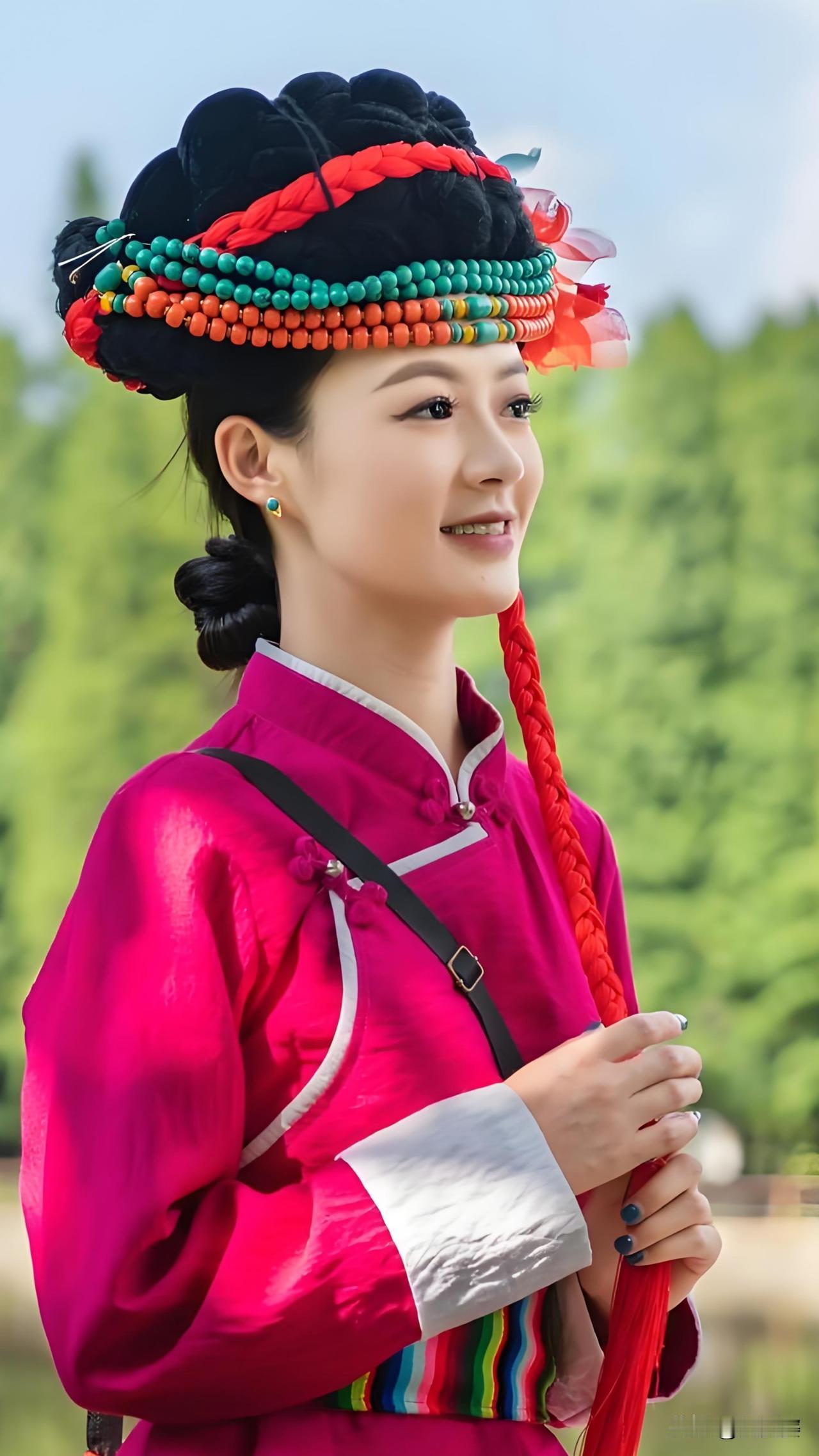 被称作“东方女儿国”。的摩梭人；当代现状，部分年轻人选择登记结婚建立小家庭，但多