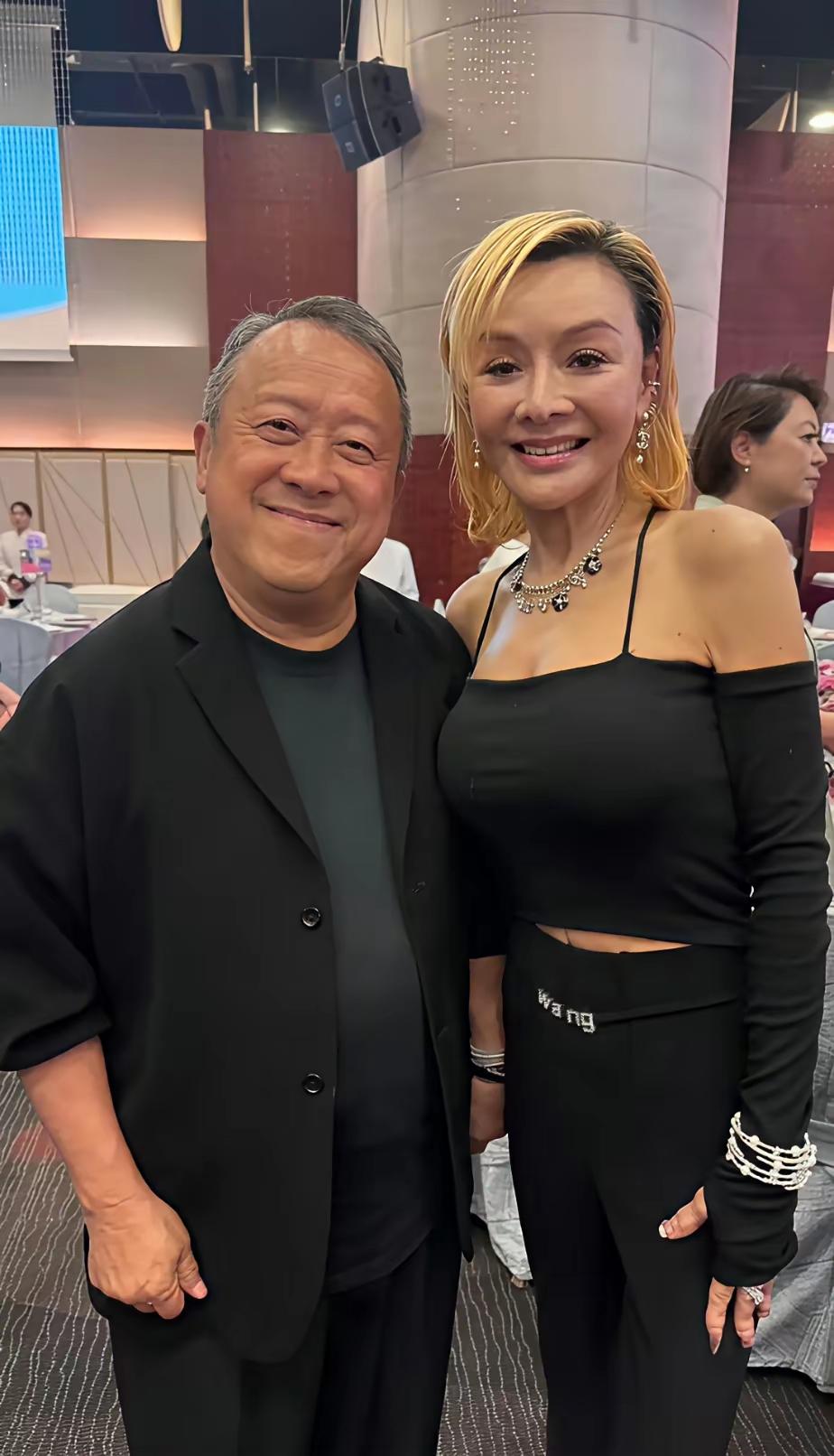 曾志伟与叶子楣同框照叶子楣真是太老了，身材很健硕，就算是王祖贤、关之琳来了都是