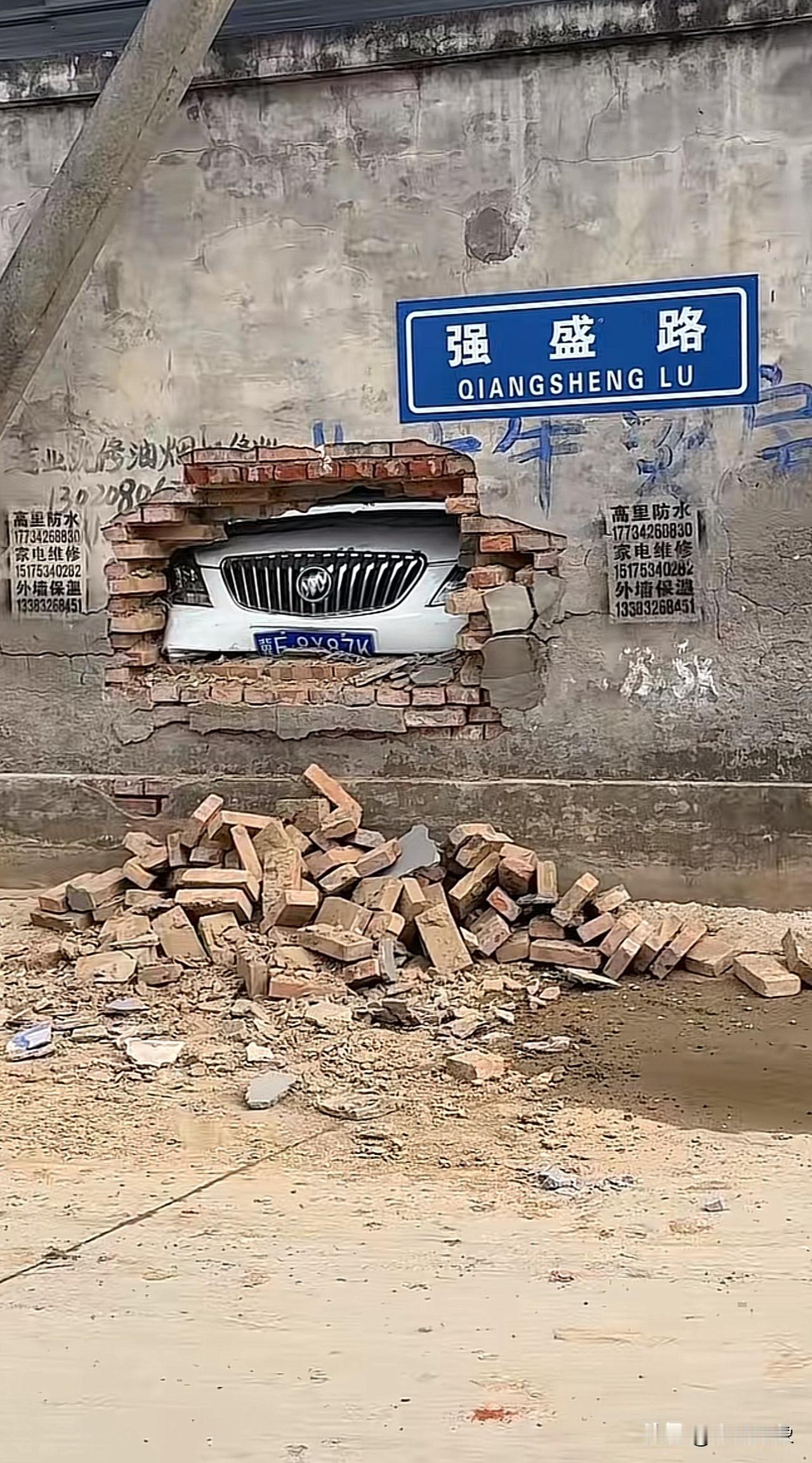 我去，这是谁开的车？司机是咋想的？