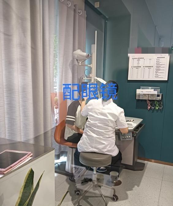 费了九牛二虎之力，推着走了一个多小时，终于把车子推回了家，到家充上电，赶快上楼喊