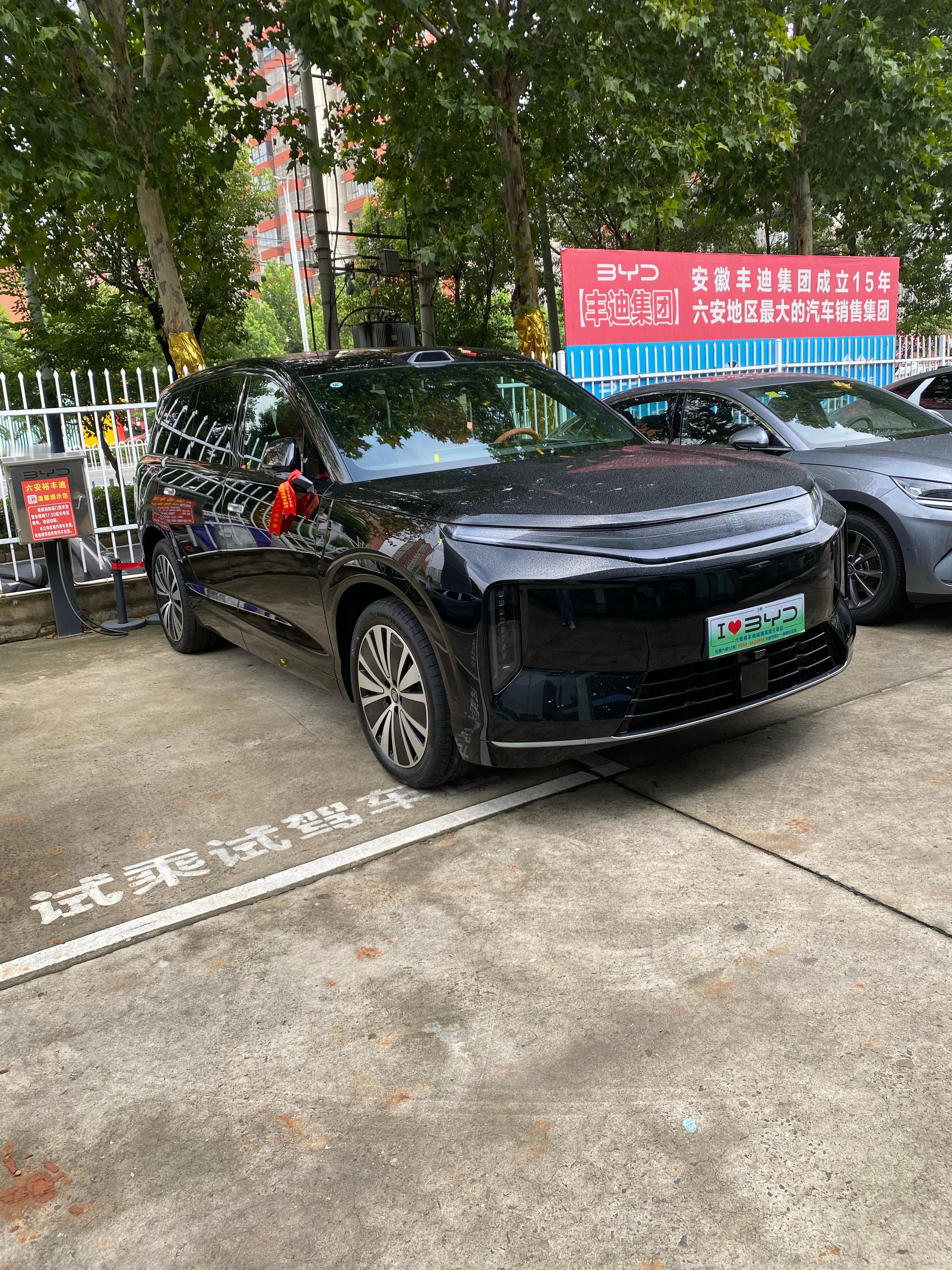 曜石黑大唐EV 850km四驱  曜石黑车身沉稳大气，漆面质感细腻，整...