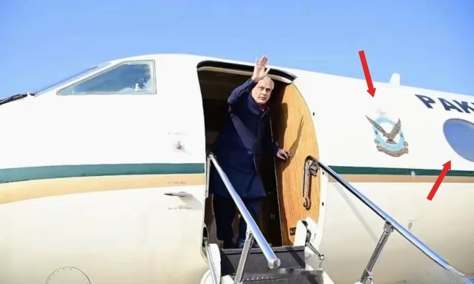 好朋友来了！巴基斯坦外长伊沙克·达尔今天（1月3日）启程访华。在机场可以看到，伊