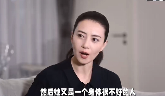 原来，妈妈40岁才生高圆圆，是个病罐子！高圆圆总担心她死去，一直生活在悲惧中。