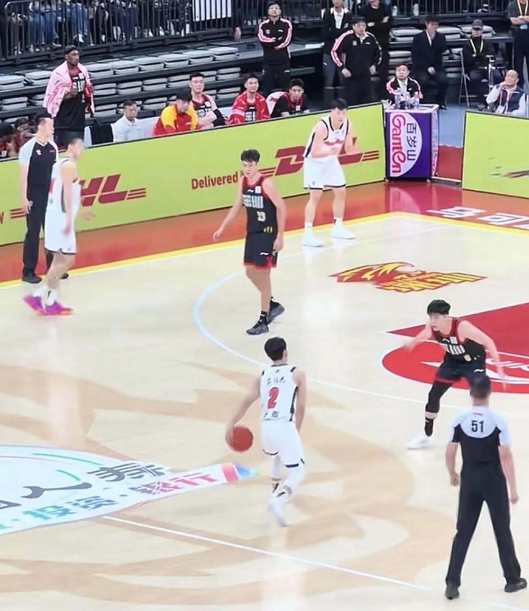 广东跟深圳队一场精彩的，令球迷大呼过瘾的比赛打完，再说两句。觉得首发陈家政和焦