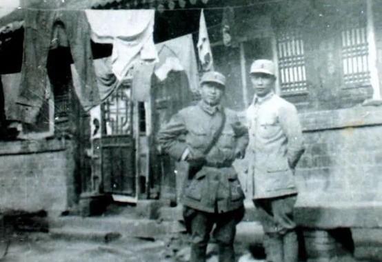 1937年，李质忠（左1）在延安王家坪八路军总部与机要人员合影#历史#