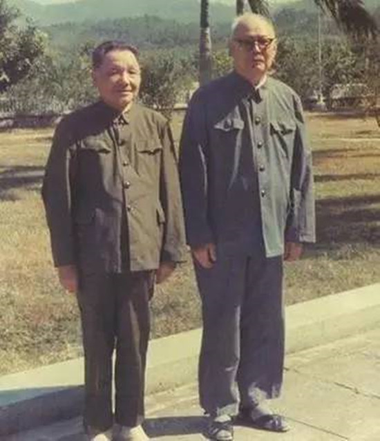 1977年，叶剑英80大寿，邓小平和粟裕王震等老同志前来庆贺。邓小平称叶剑英是老
