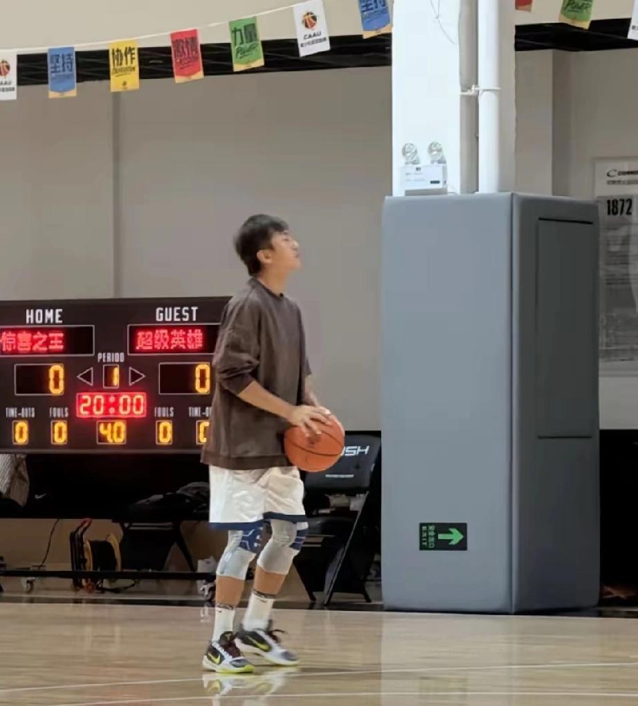 47岁邓超上海体育馆打球被偶遇，状态绝了！近日，有网友在上海体育馆