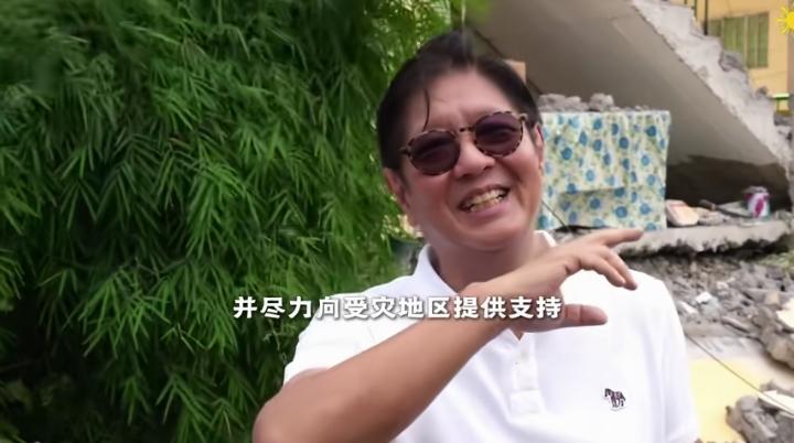 小马科斯在视察地震灾区的时候，竟然对着媒体镜头笑了，这种很不自然的笑，让人想到意