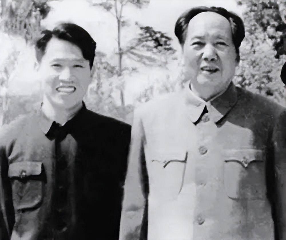 李银桥说，在建国前，毛主席的警卫部队主要有三部分，而贴身卫士不配枪，外人根本看不