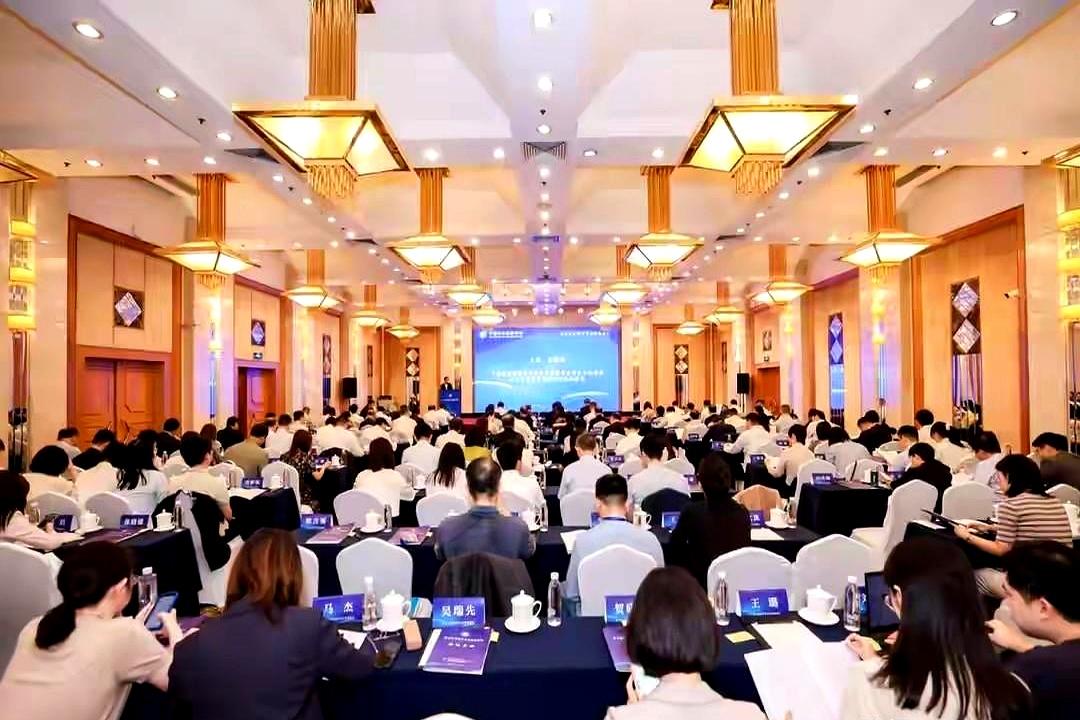 当年亲手操刀“十年养老金改革”的郑秉文，这次在业内的重头会议上彻底“神隐”了。