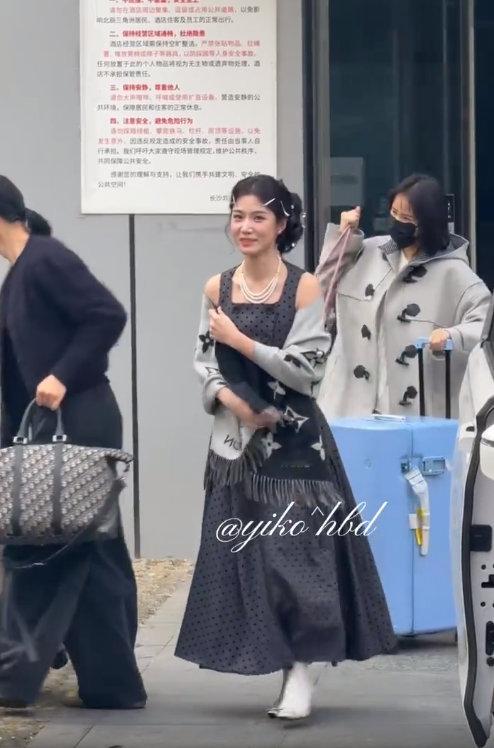 卢昱晓hi6录制上班路透你好星期六卢昱晓上班路透来袭，黑色波点裙搭卷发，沪上民