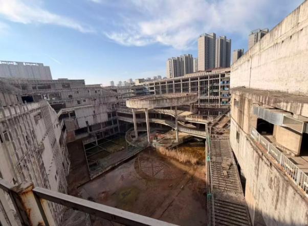 流拍！🌚合肥一烂尾楼还没复活！[捂脸哭]市民分享：合肥苏宁广场烂尾商业流拍