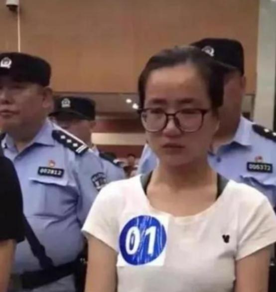 2019年，女硕士杨春燕还在上课，突然就被特警冲进班级逮捕，离开前，教授诧异问道