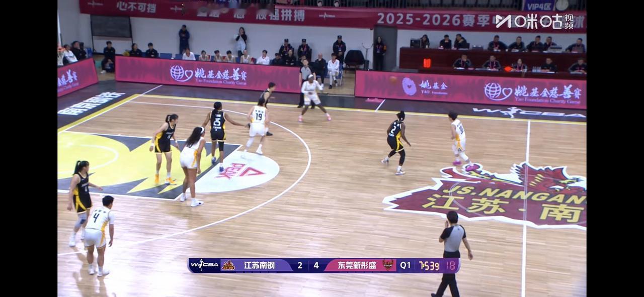 江苏女篮很难啦，少三大将！因为去国家队集训了！第一节，江苏女篮打的还行，主