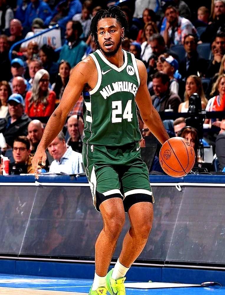 场均砍下15分，老板照样一脚把人踢出门。卡姆托马斯刚拎着球鞋离开篮网，转头就捏着