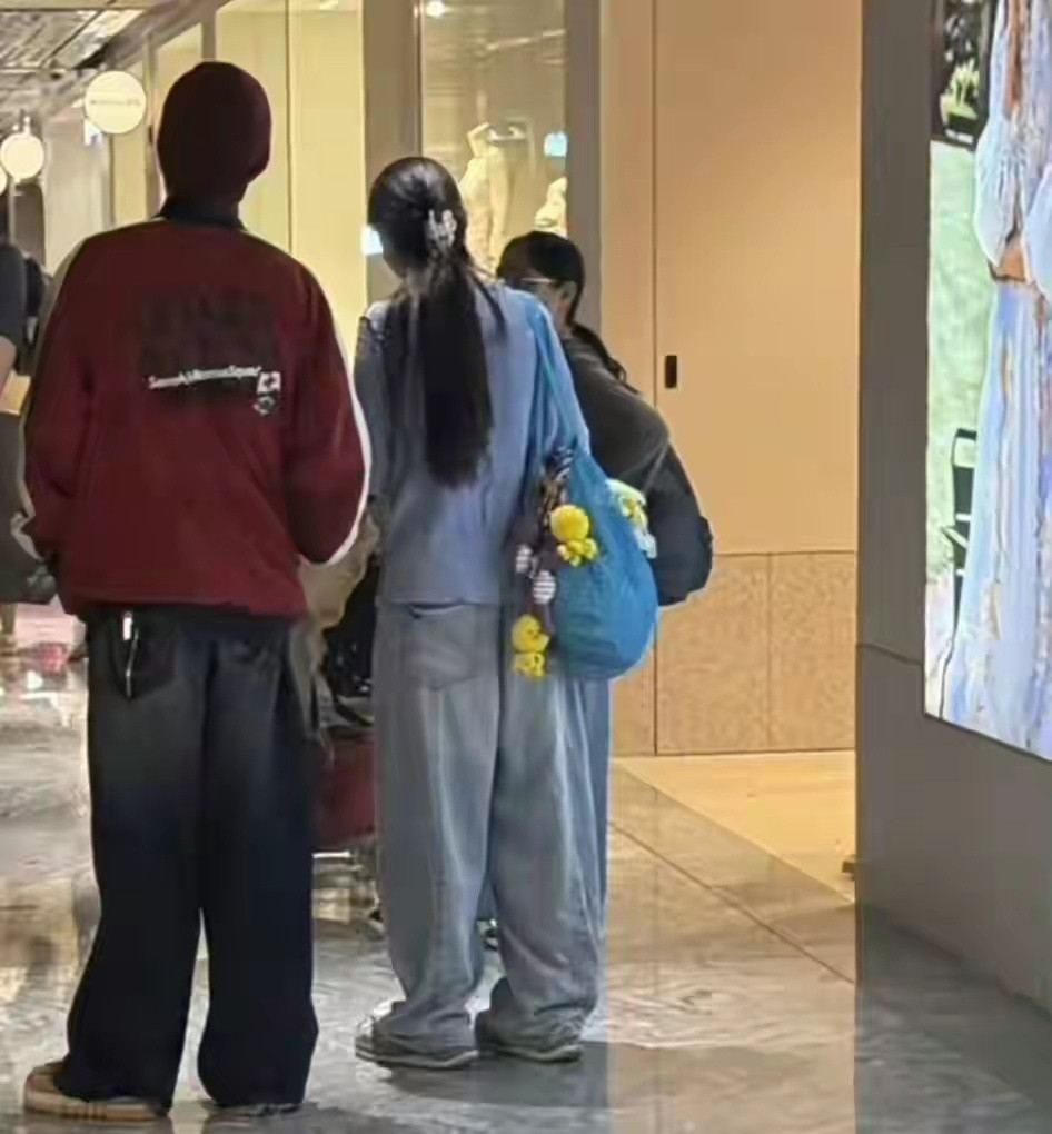 向佐一家集体出游被偶遇，郭碧婷素颜也很美！