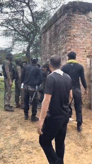 这是印度军队的模拟“毒气”耐受训练。士兵们被关进一个充满刺鼻气味和浓烟的小黑屋