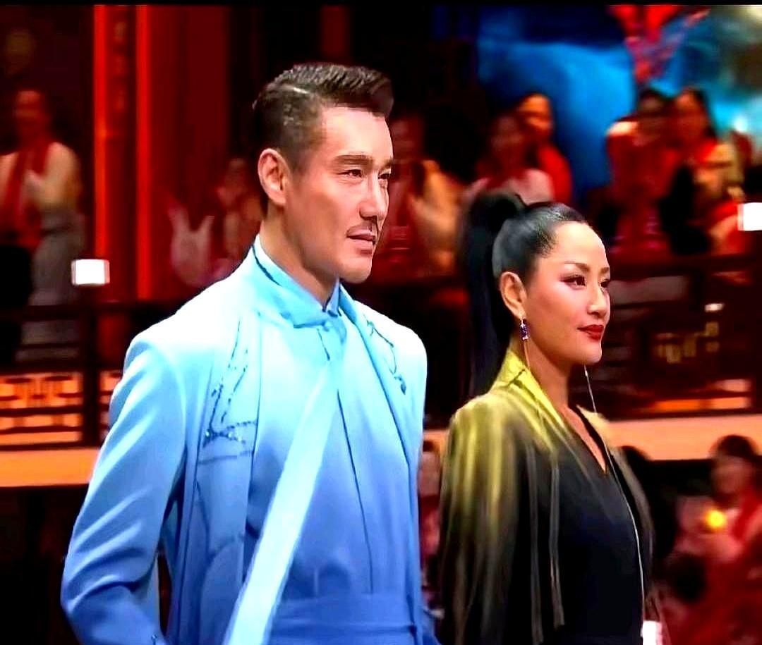 他们差点结婚，但没成。胡兵在家吃饭要用秤量，衣帽间里的衣服按颜色深浅挂，一瓶酱