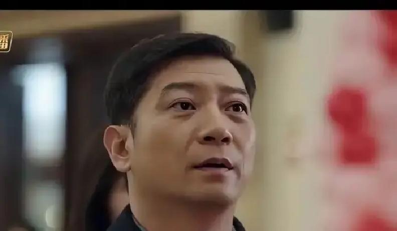 死过二十年的人，突然西装笔挺地推开前妻再婚的家门。这叫赴宴吗。这叫砸场子。