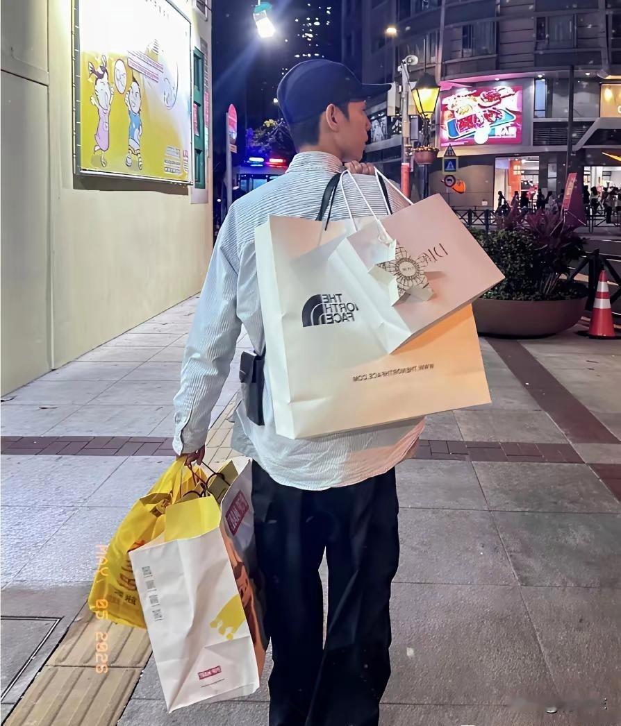 男生提着礼品去相亲，刚坐下，就被姑娘和她妈直接给拒绝了。谁能想到，男生转身又回