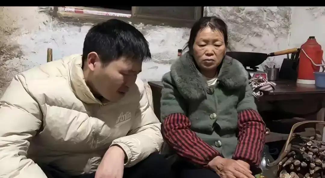 抖音博主小城生活日记晒完自己早起给爸妈做早餐，镜头一转，他妈边扫地边催婚，说房子