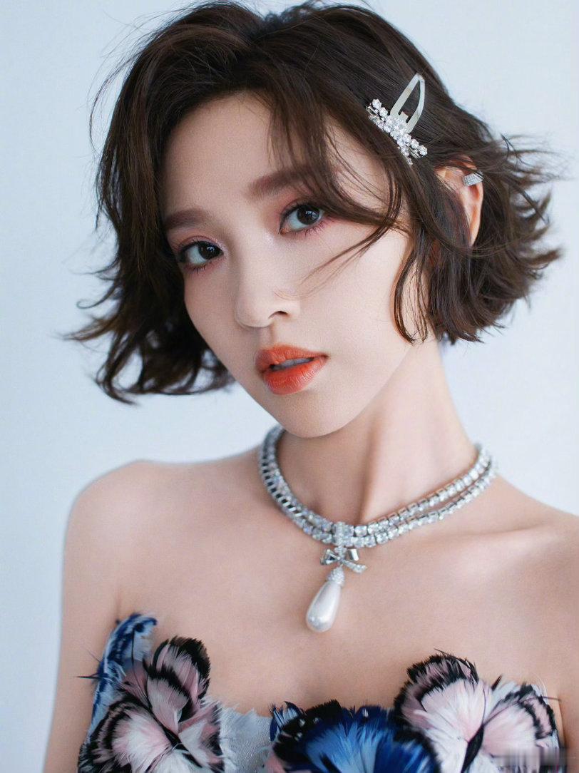 唐艺昕把蝴蝶穿在了身上一公造型唐艺昕赢很大。蝴蝶元素用得恰到好处，不夸张不廉价