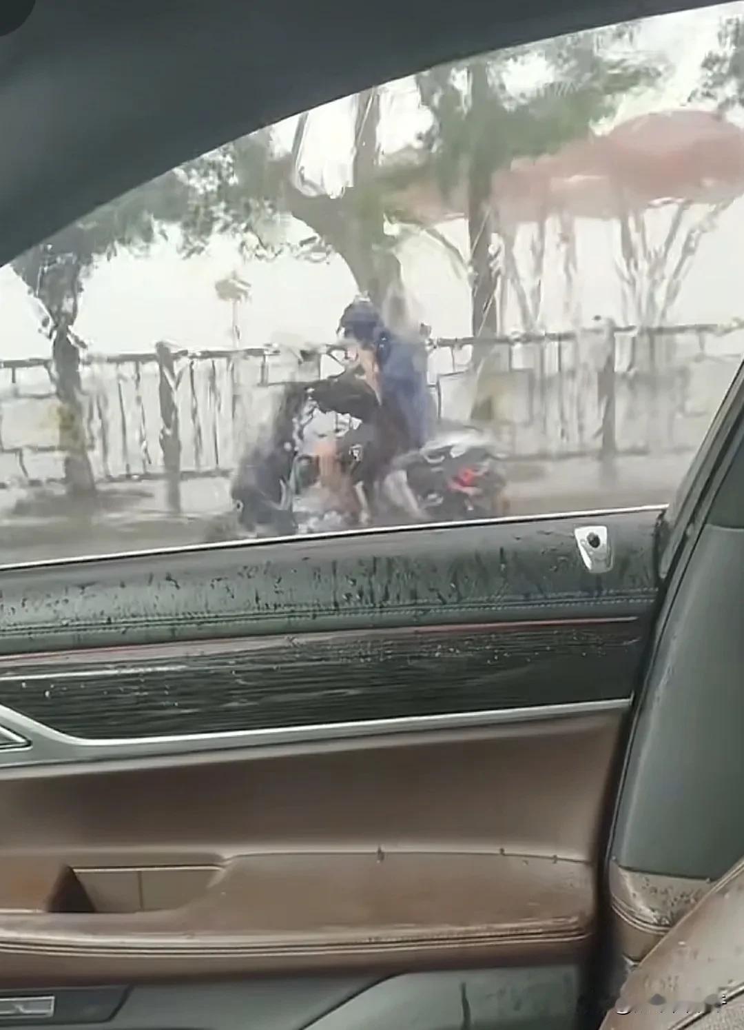 感动了！哥哥这是在守护弟弟的万无一失。6月7日，江西九江，高考下大雨，哥哥