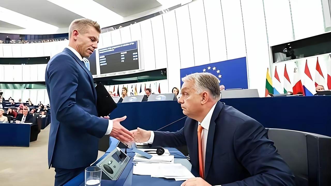 ​匈牙利原总理欧尔班这时候无奈伸出了双手，和胜利者马扎尔进行最艰难地握手。这是对