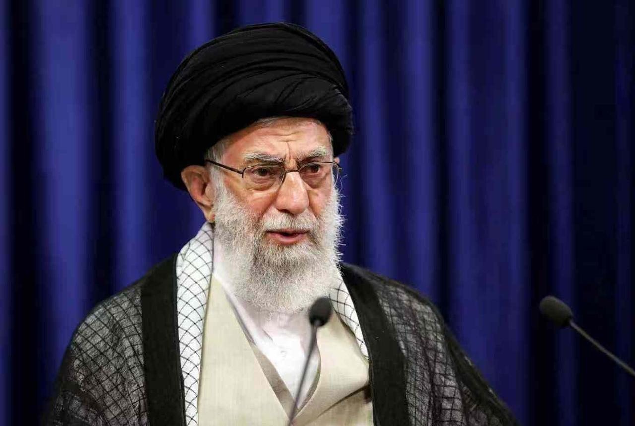 死了还发推？哈梅内伊“诈尸”怒怼，特朗普脸都被打肿！国际政坛这剧本，比玄幻剧还敢