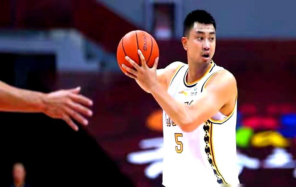 广厦这波操作，直接让球迷炸锅了！关键时刻，他们把老熟人苏若禹签回来了，号码都定好