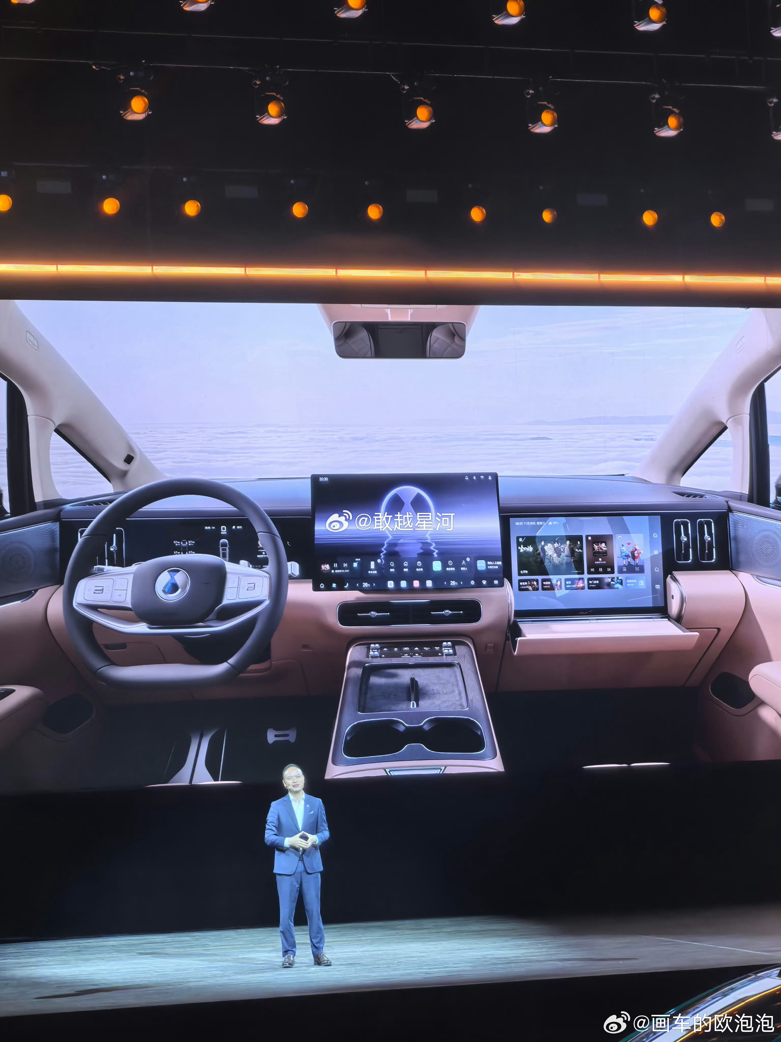 第二代腾势D9这个副驾屏好唉，不用的时候收起没有割裂感，用的时候放下来扩大屏幕还