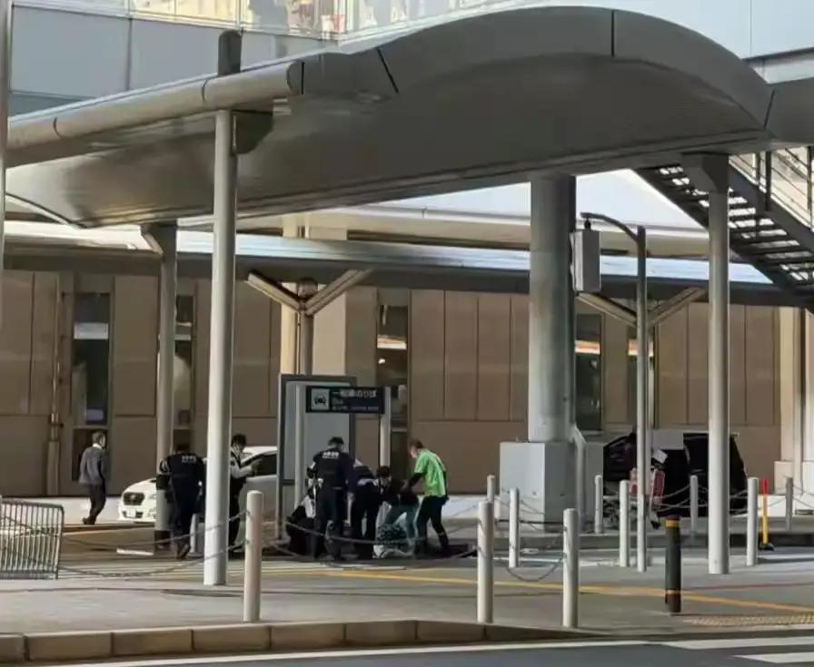 太悲催了！为什么不听从国家的劝阻，才20几岁啊，这下子把命丢在了异国他乡了！那么