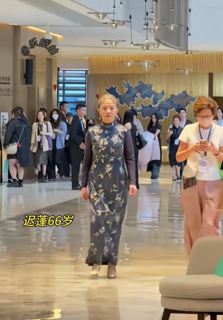 同样拿白玉兰女配，好多演员领奖只顾感慨自己，迟蓬一开口直接戳中网友的心。凭借