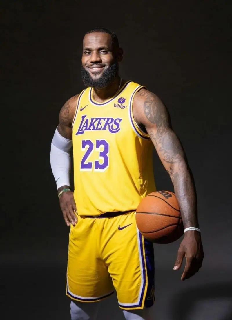 詹姆斯退役进入倒计时！NBA新门面之争已白热化 2025年夏天，41岁的勒布