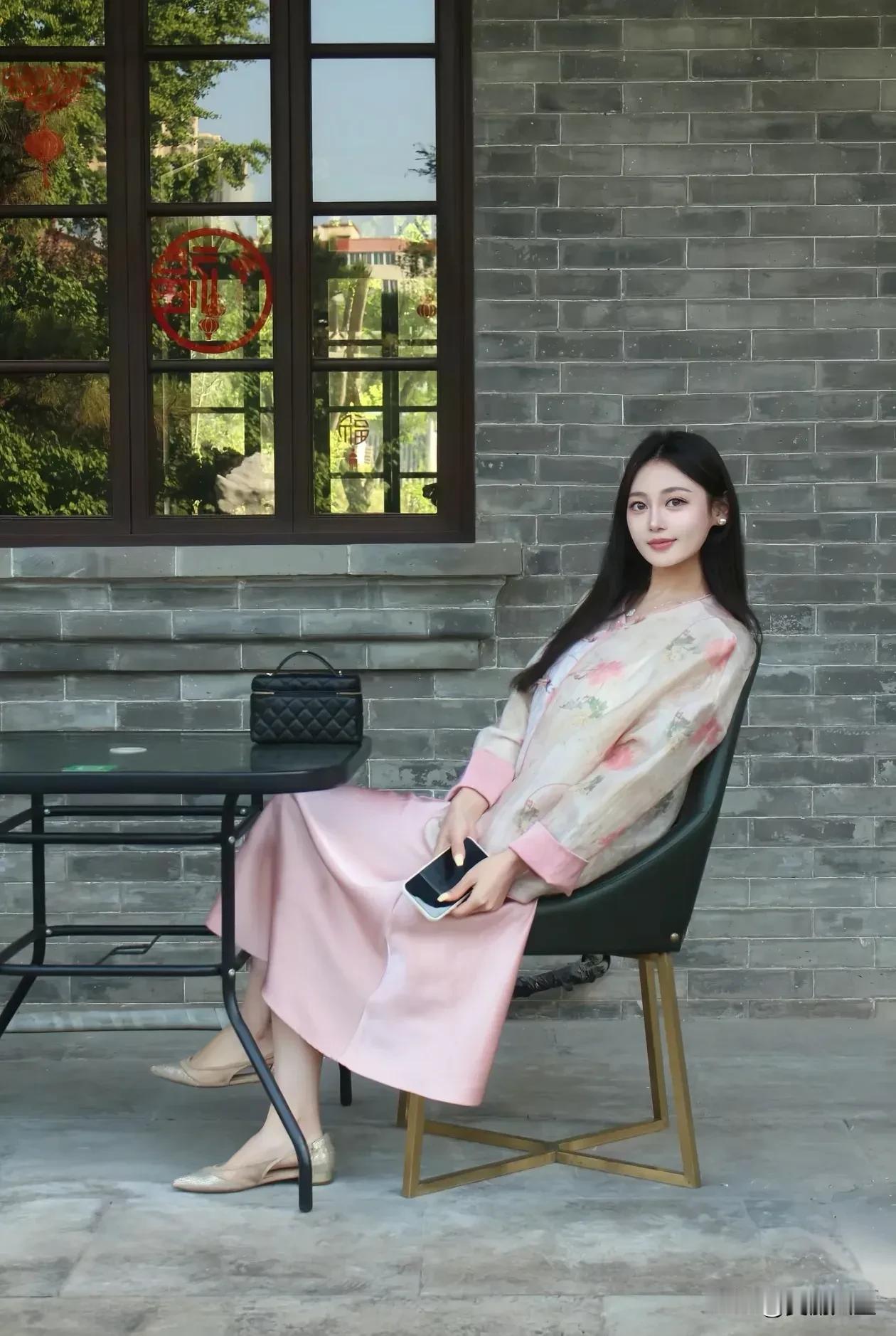 四面荷花三面柳，一城山色半城湖！