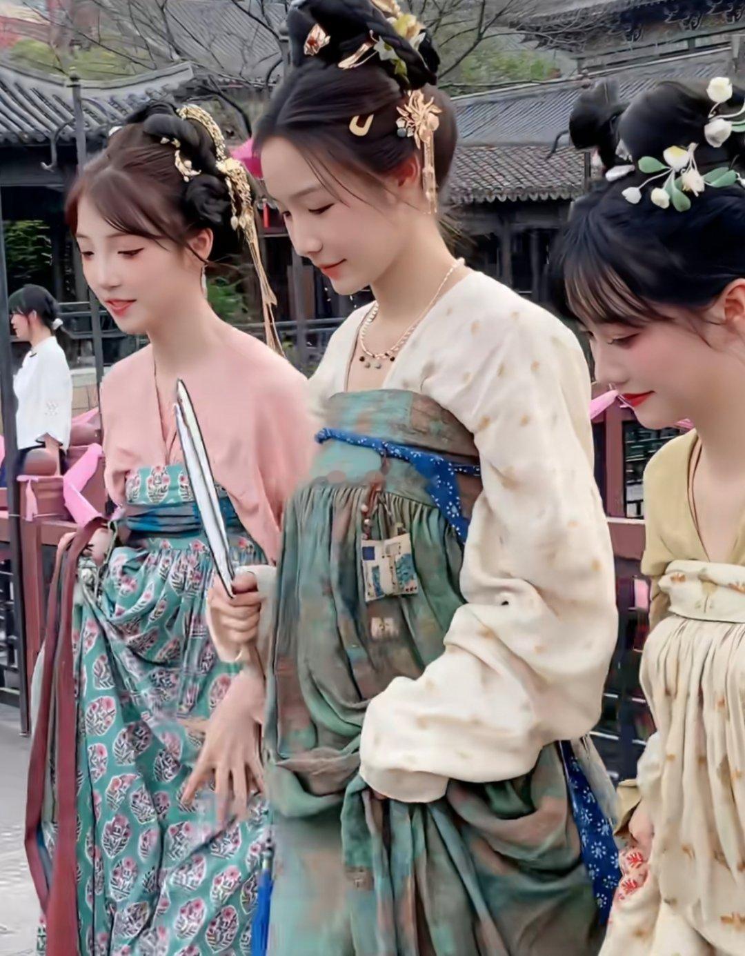 女主角还没有旁边丫鬟好看，太尴尬了，​​​