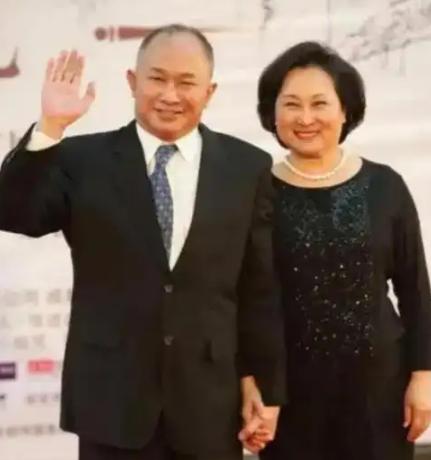 2012年，知名导演吴宇森查出淋巴癌中期，卖掉北京房子去美国疗养。没料到8年之后