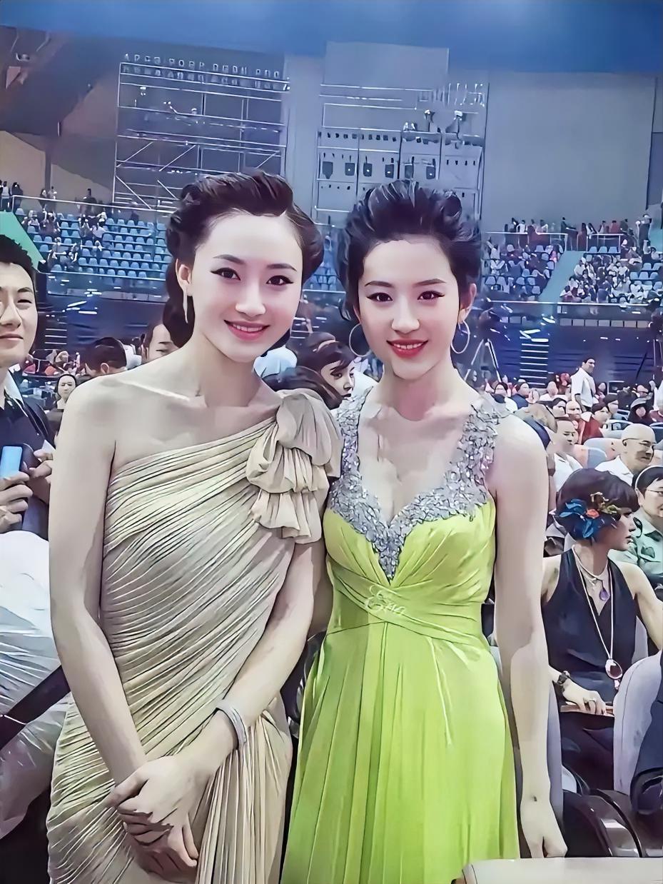 宝子们快来看这张合影！都说刘亦菲是“天仙”，但左边这位姐姐一亮相，好多人都说她更