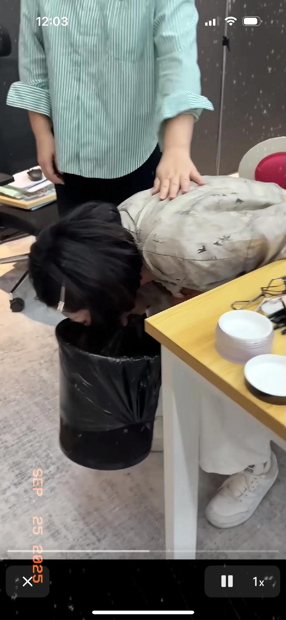 王暖暖哭到呕吐：连呼吸都带伤的人，凭什么还要跟恶魔绑在一起？看着王暖暖在视