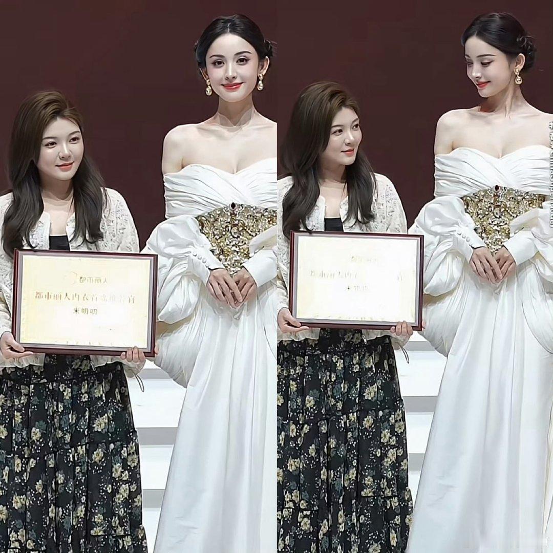 左边已经是美女娜扎美成神仙了第一次直观感受娜扎美的都不像人类，就是长相身材身高