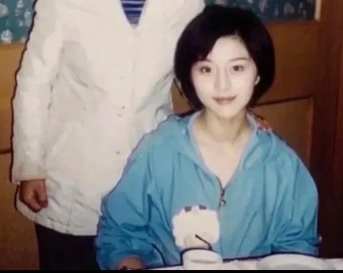 范冰冰12岁就已经美得轰动全校了，所以没有美人“美而不自知”这件事。冰冰的妈说